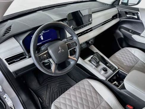 Used 2024 Mitsubishi Outlander SEL FWD image 2