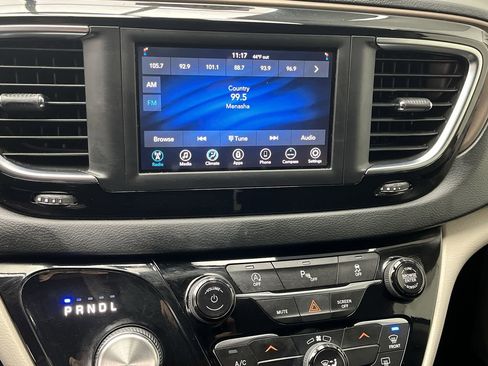 Used 2019 Chrysler Pacifica LX image 17