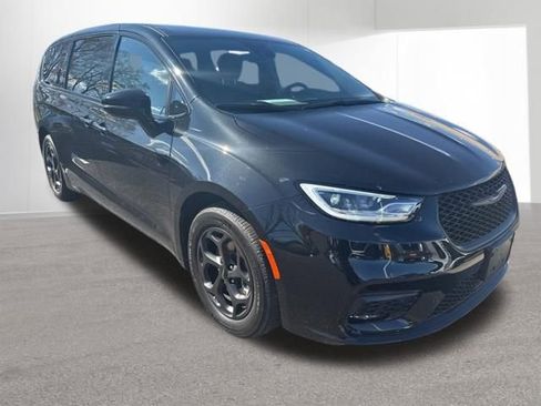 Used 2022 Chrysler Pacifica Touring-L w/ S Appearance Package image 6