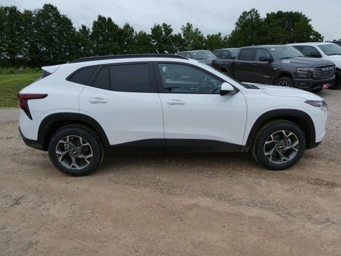 New 2026 Chevrolet Trax LT w/ LT Convenience Package FWD image 3