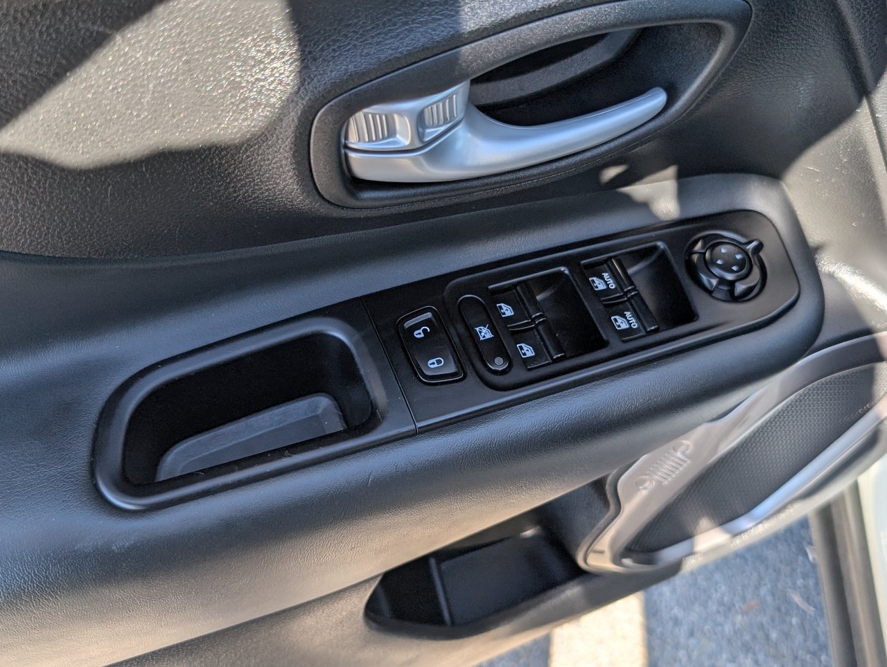 Used 2023 Jeep Renegade Latitude AWD/4WD image 14