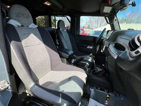 Used 2015 Jeep Wrangler Unlimited Rubicon w/ Dual Top Group AWD/4WD image 25