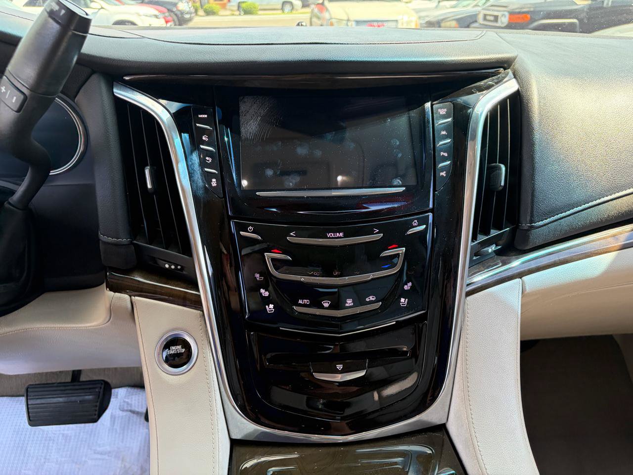 Used 2018 Cadillac Escalade Premium Luxury AWD/4WD image 11