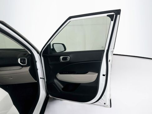 Used 2025 Hyundai Venue SEL FWD image 31