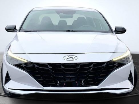 Used 2021 Hyundai Elantra SE image 3