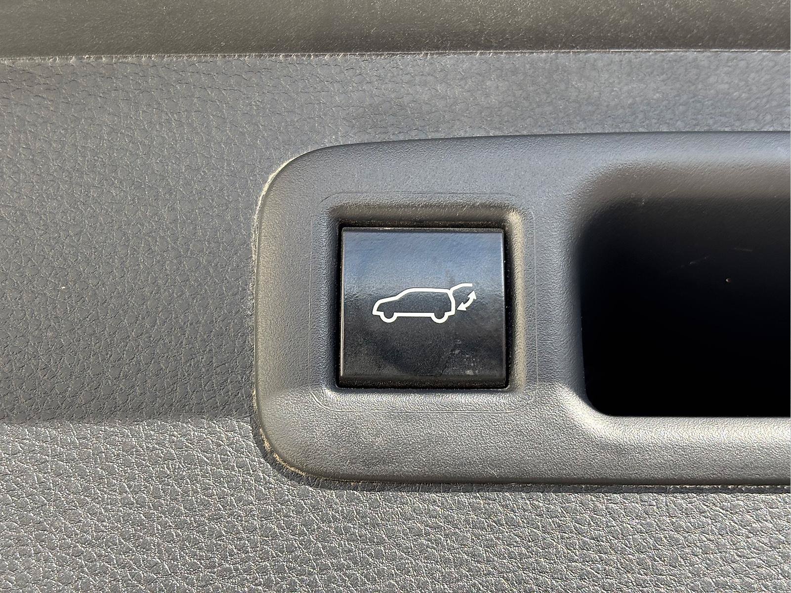 Used 2022 Toyota Highlander XLE AWD/4WD image 6
