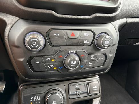 Used 2023 Jeep Renegade Latitude AWD/4WD image 12