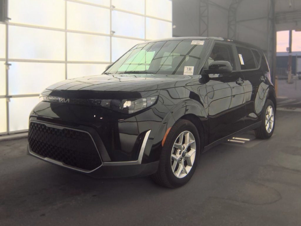 Used 2023 Kia Soul S FWD image 2
