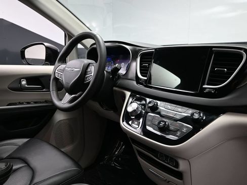 Used 2024 Chrysler Pacifica Touring-L FWD image 13
