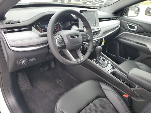 New 2026 Jeep Compass Latitude image 17