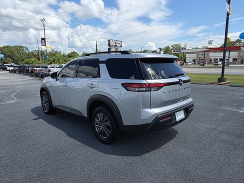 Used 2024 Nissan Pathfinder SV AWD/4WD image 4