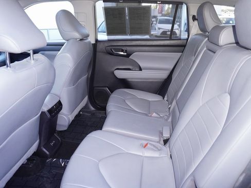Certified 2022 Toyota Highlander XLE image 11
