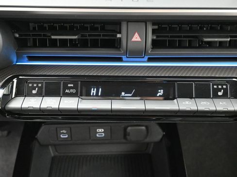 Used 2024 Toyota Prius XLE image 21