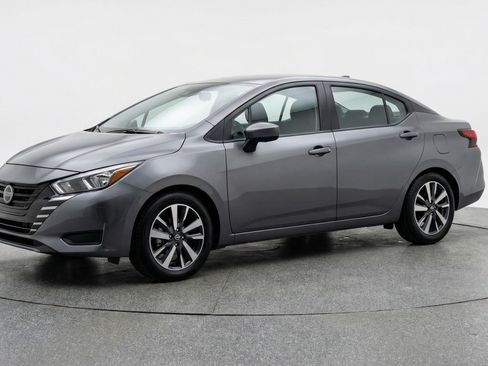 Used 2025 Nissan Versa SV image 3