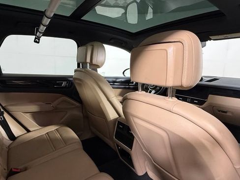 Used 2023 Porsche Cayenne AWD/4WD image 25