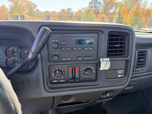 Used 2005 GMC Sierra 2500 W/T w/ Heavy-Duty Power Package image 16