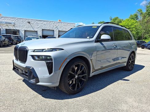 Used 2023 BMW X7 xDrive40i w/ M Sport Package AWD/4WD image 3
