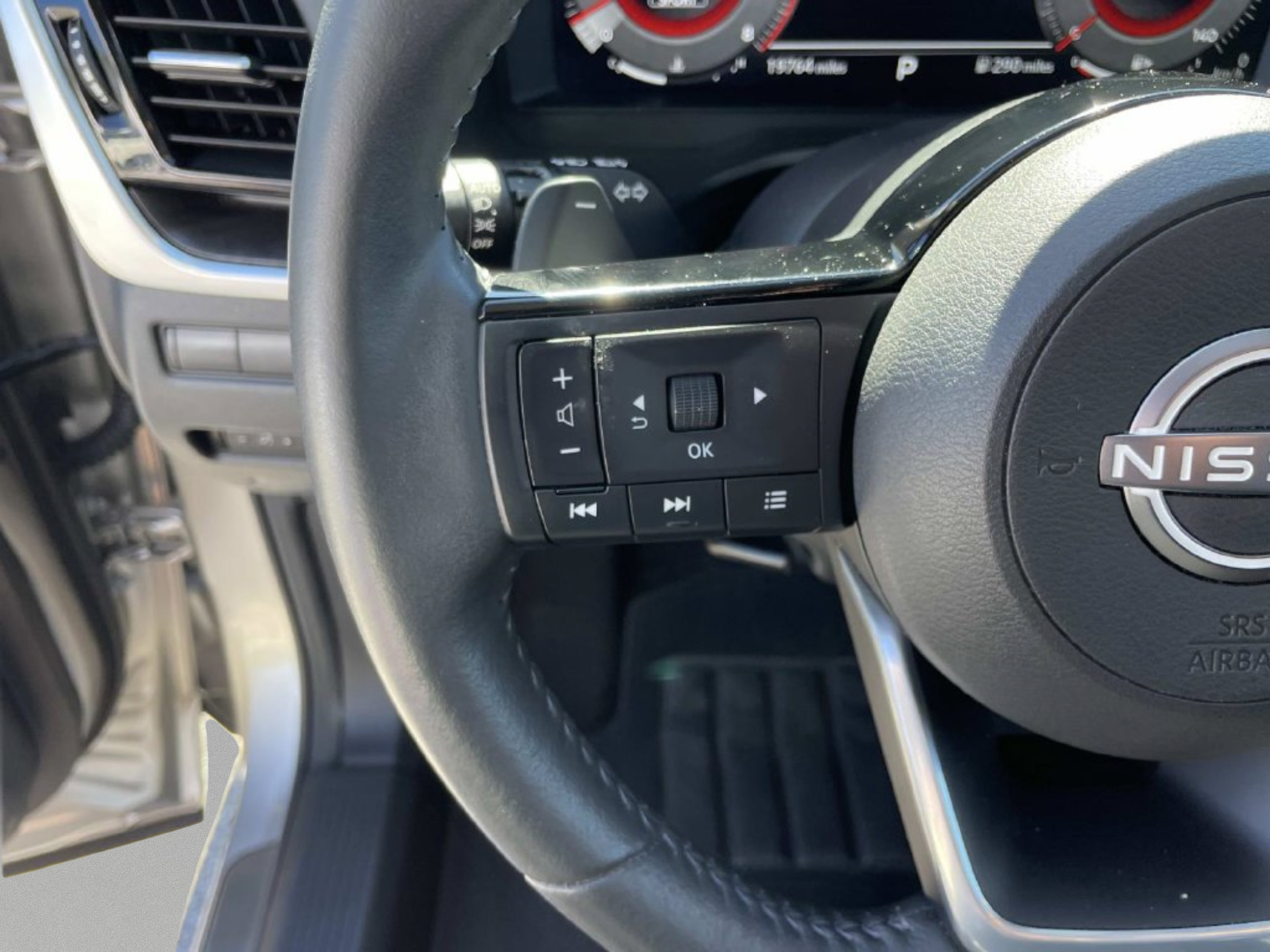 Used 2022 Nissan Rogue Platinum w/ Head-Up Display Package FWD image 25