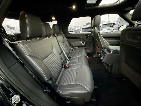 Used 2023 Land Rover Discovery S R-Dynamic image 32