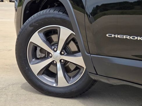 Used 2019 Jeep Cherokee Limited FWD image 30