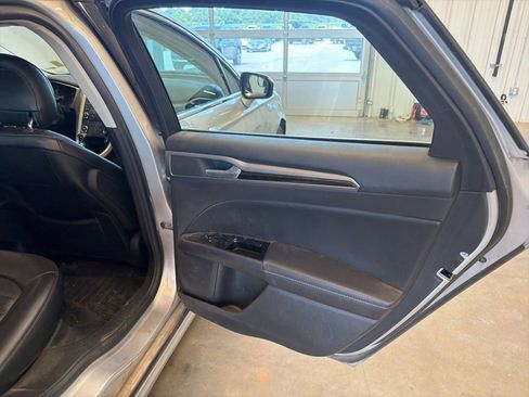 Used 2014 Ford Fusion SE w/ Equipment Group 202A FWD image 21