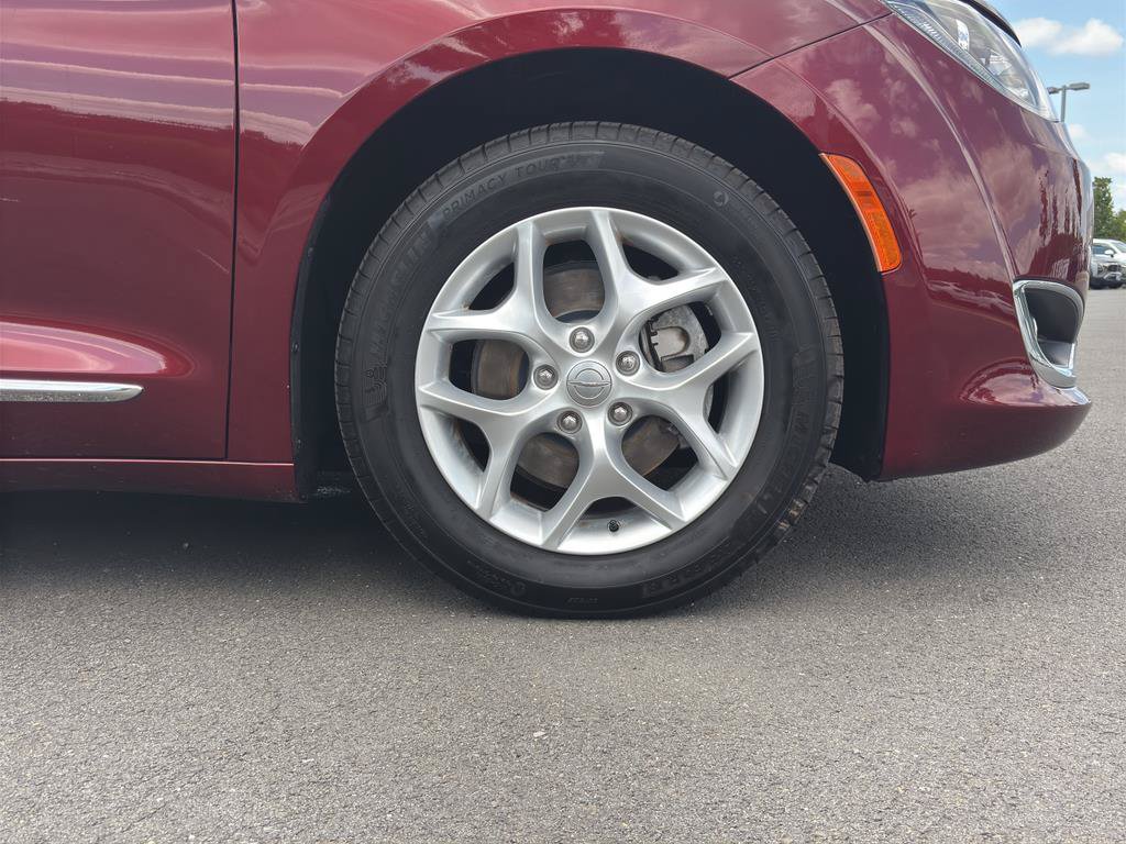 Used 2017 Chrysler Pacifica Touring-L w/ Tire & Wheel Group FWD image 26