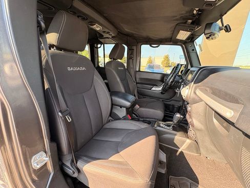 Used 2016 Jeep Wrangler Unlimited Sahara w/ Connectivity Group AWD/4WD image 29