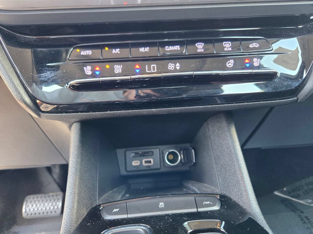 Used 2022 Chevrolet Bolt EUV Premier w/ Launch Edition FWD image 15