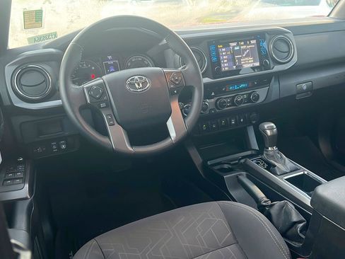 Used 2017 Toyota Tacoma TRD Off-Road w/ Premium & Technology Package image 18