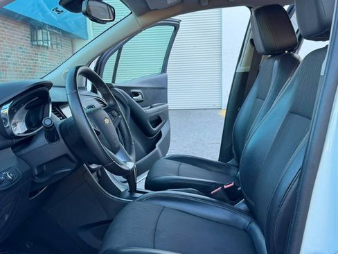 Used 2017 Chevrolet Trax LT w/ Sun & Sound Package AWD/4WD image 8