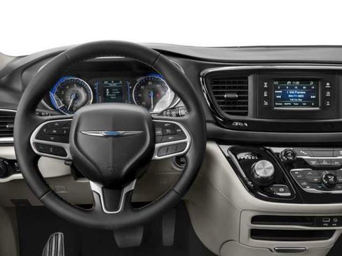 Used 2018 Chrysler Pacifica Touring Plus w/ S Appearance Package FWD image 4