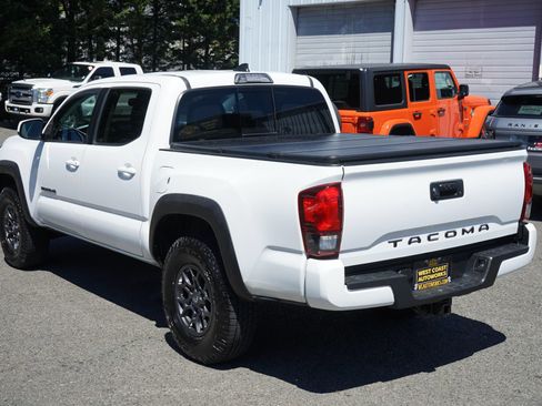 Used 2018 Toyota Tacoma SR5 AWD/4WD image 2