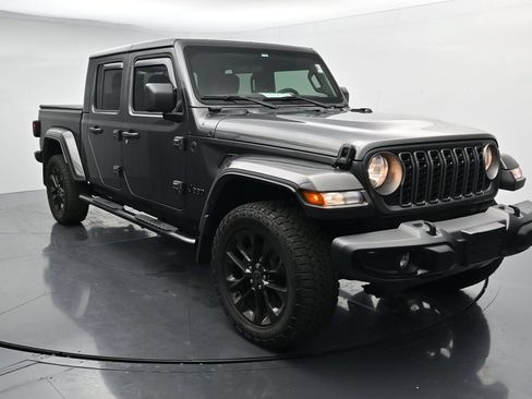 Used 2025 Jeep Gladiator Sport AWD/4WD image 2