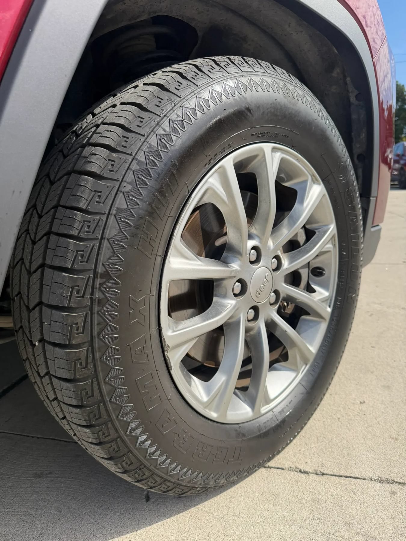 Used 2019 Jeep Cherokee Latitude Plus w/ Cold Weather Group AWD/4WD image 9
