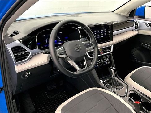 Used 2025 Volkswagen Taos SE w/ Panoramic Sunroof Package image 14