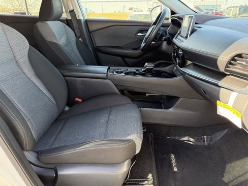 Used 2021 Nissan Rogue SV image 9