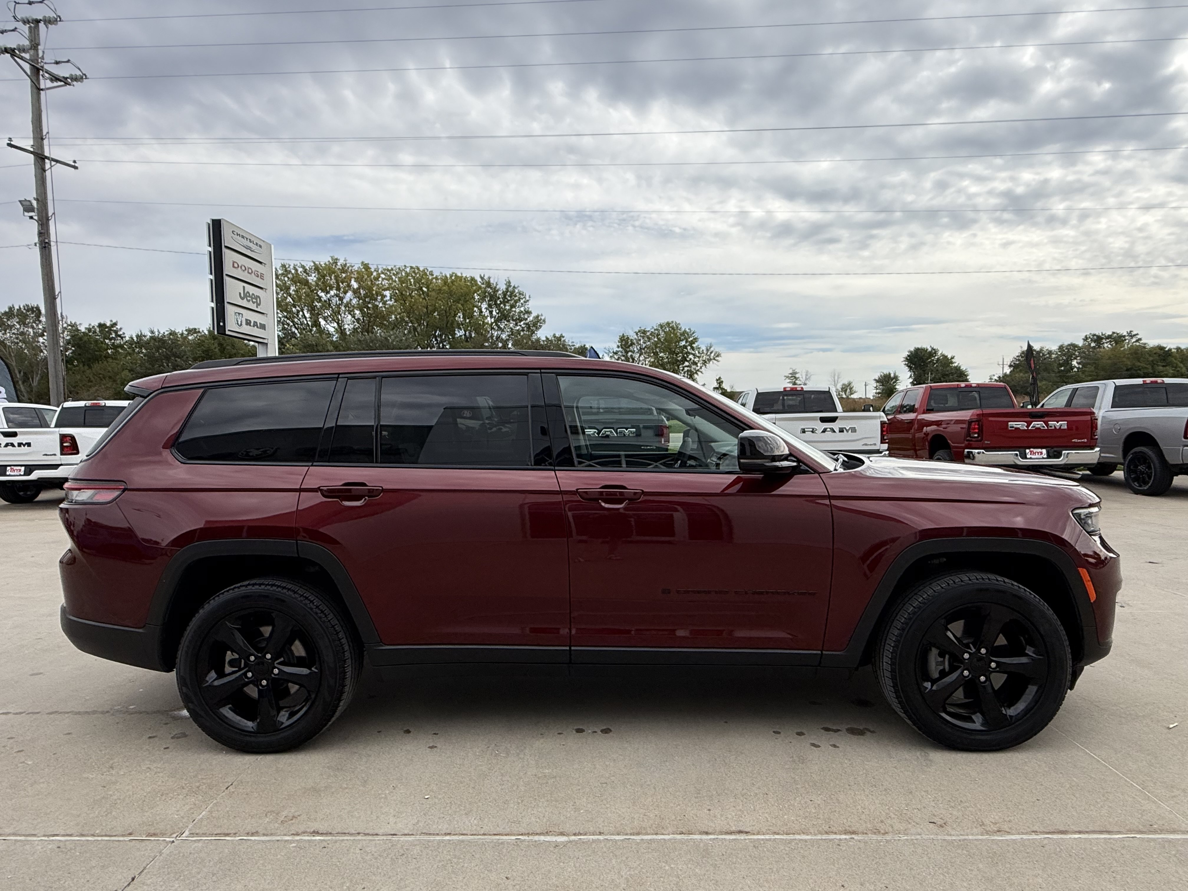 Used 2023 Jeep Grand Cherokee L Limited w/ Black Appearance Package AWD/4WD image 39
