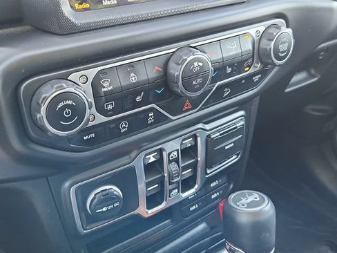 Used 2018 Jeep Wrangler Unlimited Sahara AWD/4WD image 27