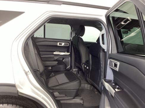 Used 2023 Ford Explorer XLT AWD/4WD image 12