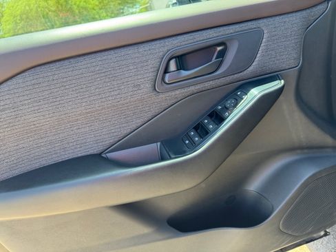 Used 2023 Nissan Rogue S FWD image 11