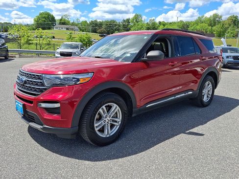 Certified 2022 Ford Explorer XLT w/ Equipment Group 202A AWD/4WD image 3