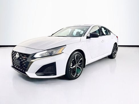 Used 2024 Nissan Altima 2.5 SR w/ SR Premium Package image 1