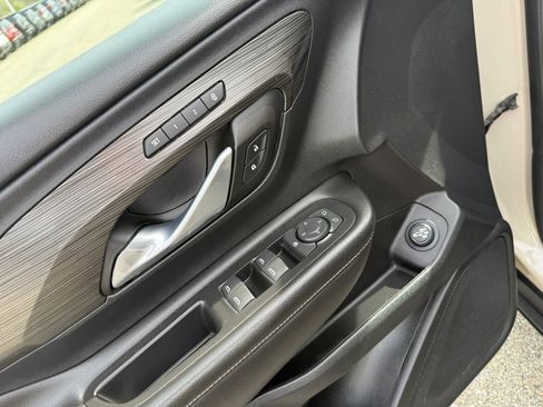 Used 2023 GMC Terrain SLT w/ Tech Package image 19