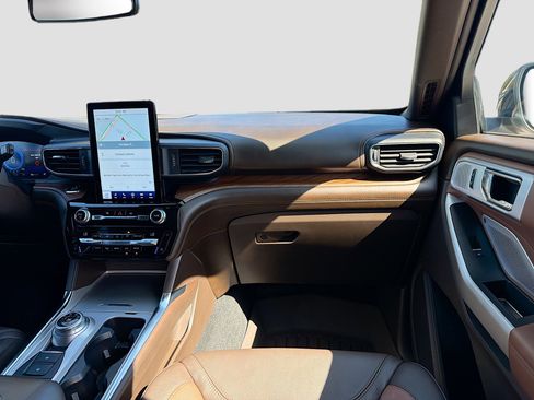 Used 2021 Ford Explorer King Ranch w/ Premium Technology Package image 19