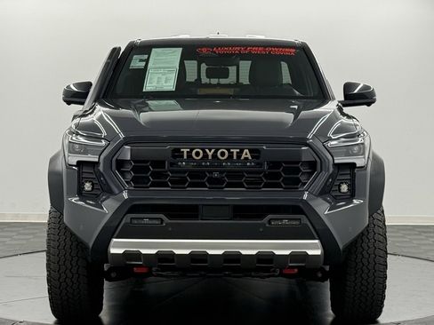 Used 2025 Toyota Tacoma Trailhunter image 3