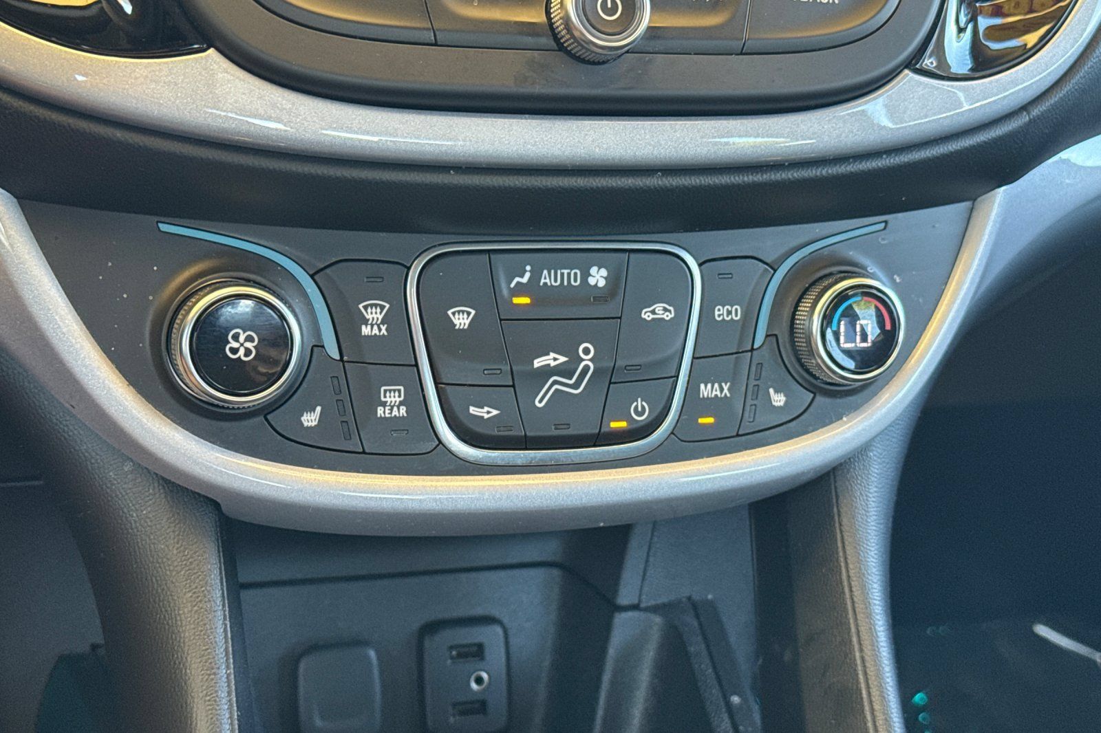 Used 2017 Chevrolet Volt LT w/ Comfort Package FWD image 23