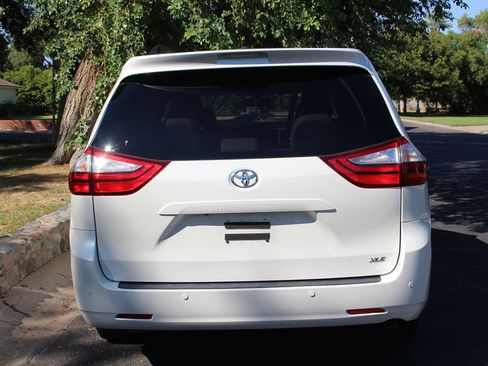 Used 2017 Toyota Sienna XLE Premium image 5
