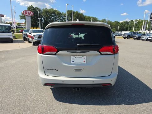 Used 2020 Chrysler Pacifica Touring-L w/ Advanced Safetytec Group FWD image 7