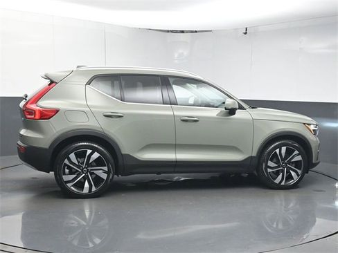 Used 2023 Volvo XC40 B5 Plus w/ Protection Package Premier image 8