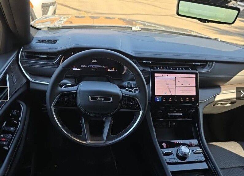 Used 2023 Jeep Grand Cherokee Overland w/ Luxury Tech Group IV AWD/4WD image 8